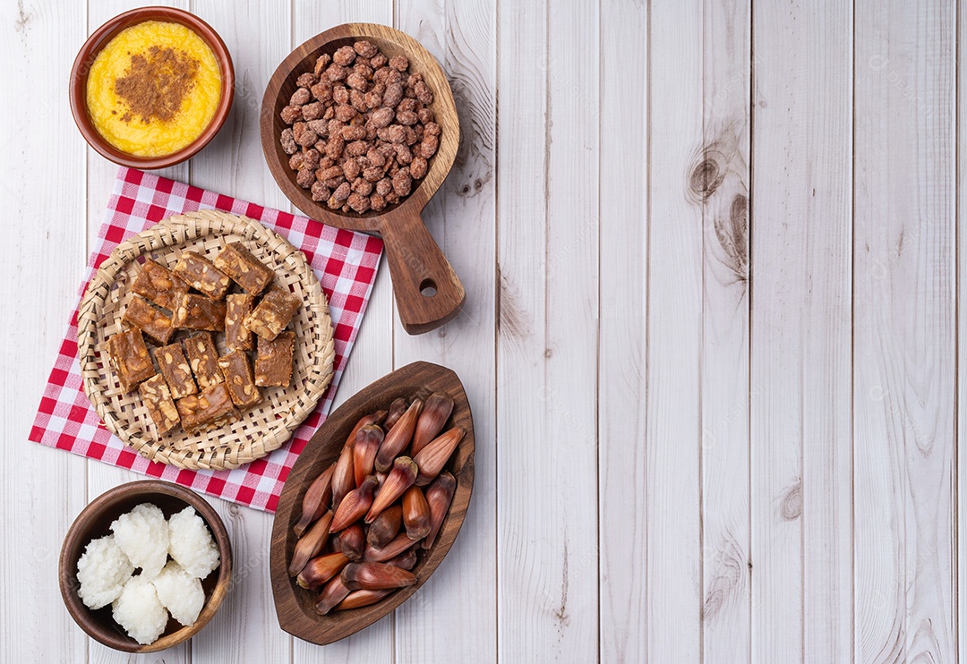 Culinária típica de são João mingau castanhas doces sobre fundo de madeira