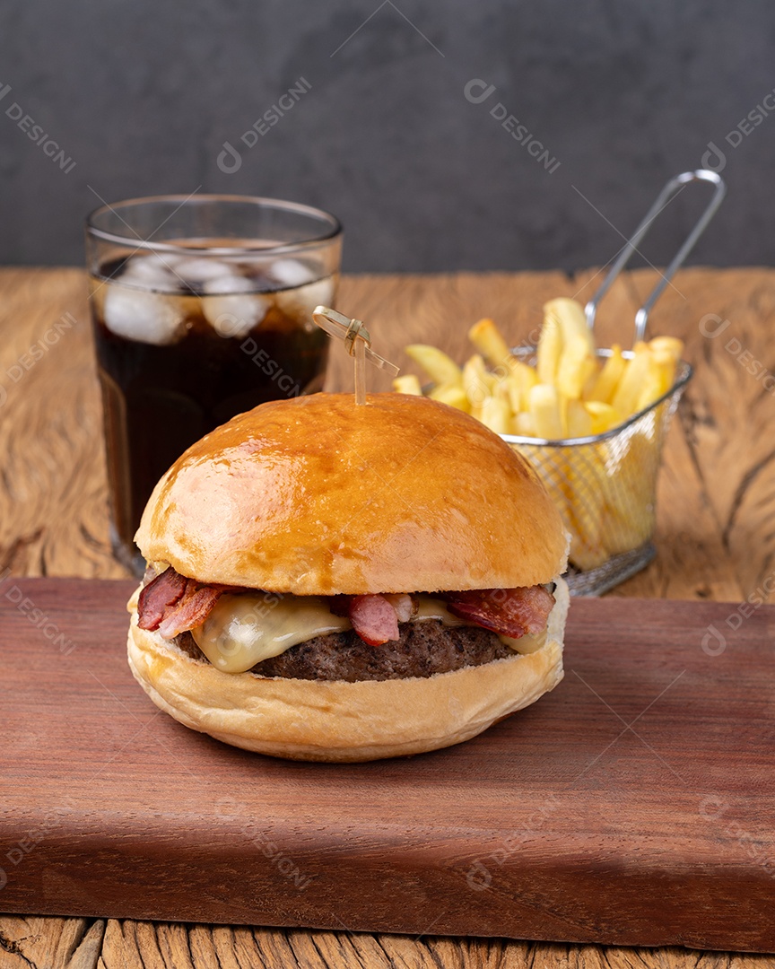 Burger bacon sobre tábua de madeira com batata frita e refrigerante.