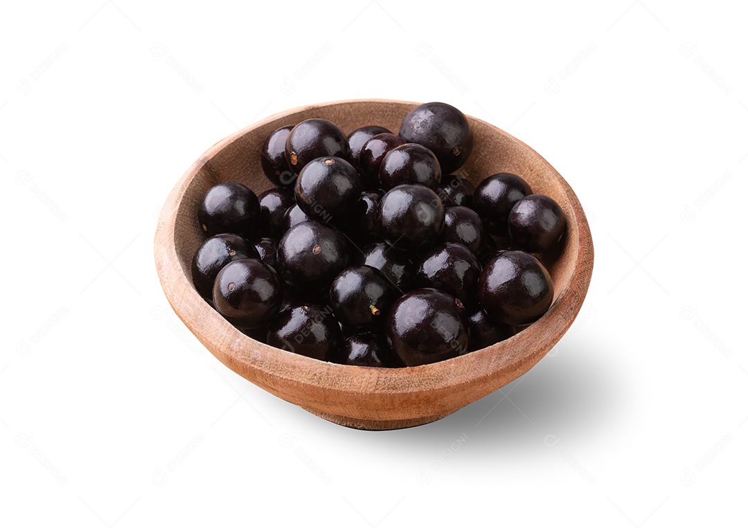 Jabuticaba em tigela sobre fundo isolado branco