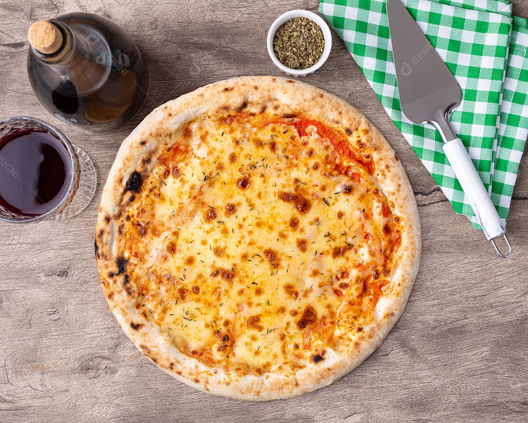Pizza quatro queijo com garrafa de vinho sobre a mesa