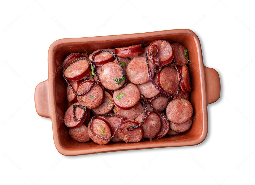 Porção de calabresa com cebola roxa dentro da tigela sobre fundo isolado branco