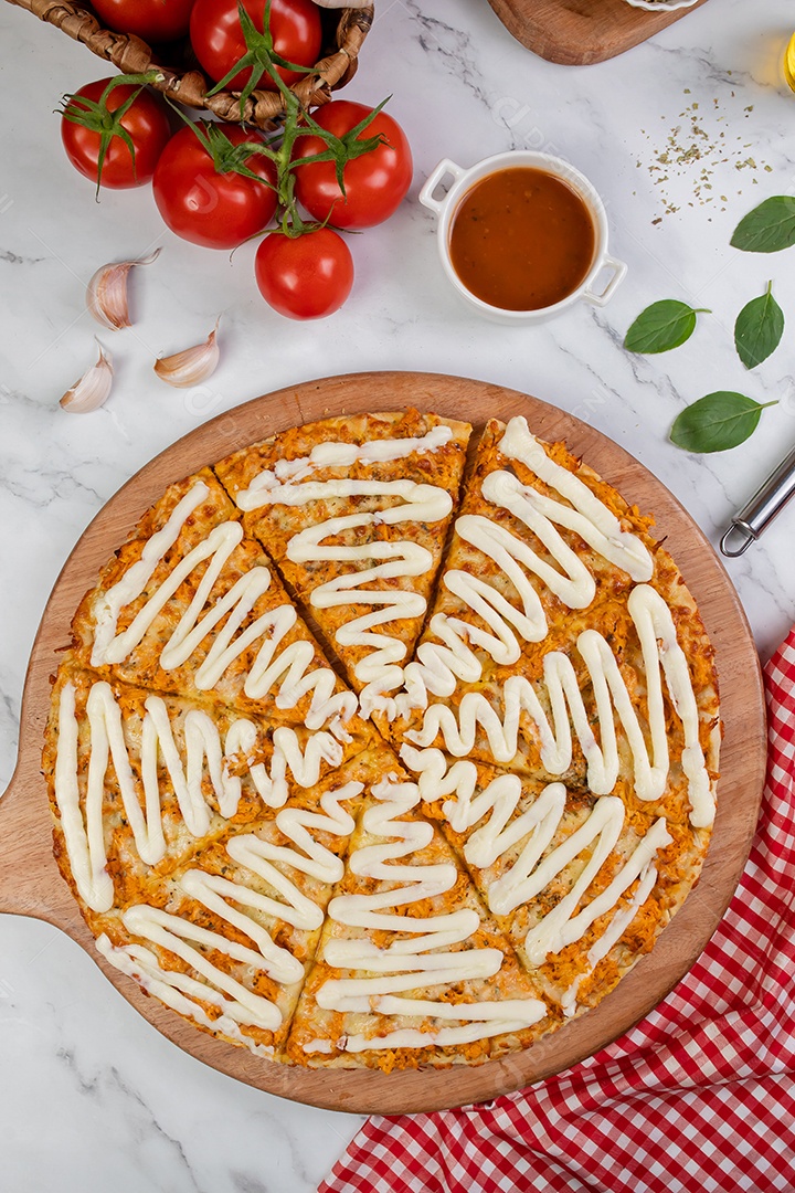 Pizza de frango com catupiry e ingredientes aos lados
