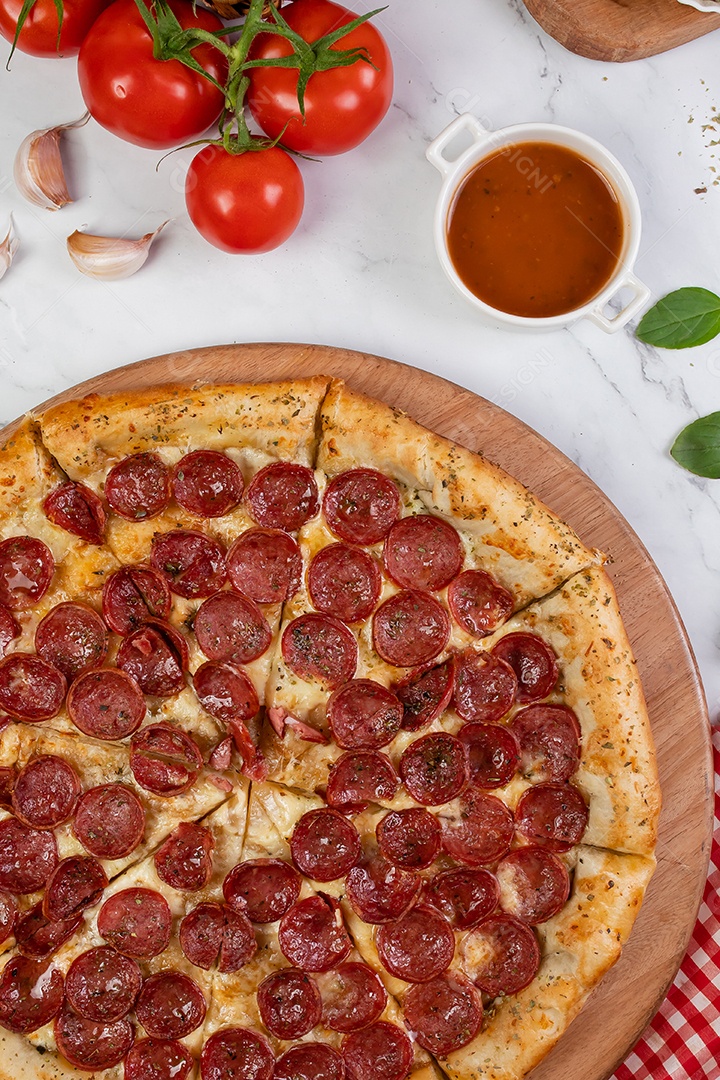 Pizza de calabresa com molhos e alguns ingredientes ao lado