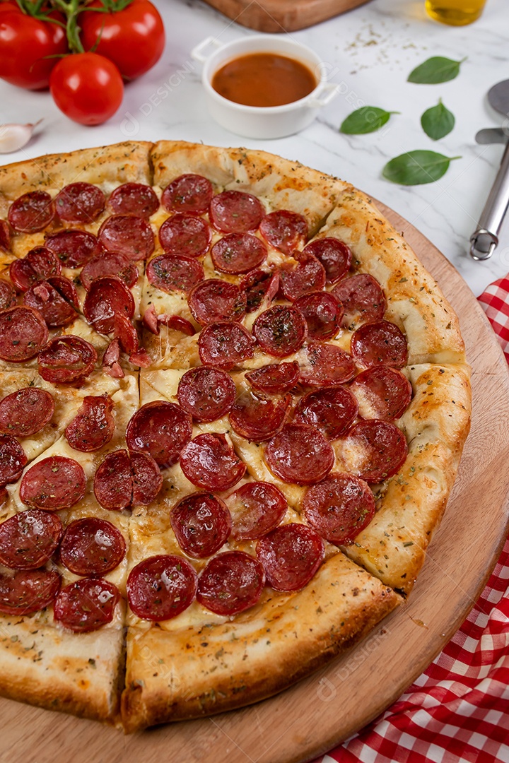 Uma pizza grande de calabresa