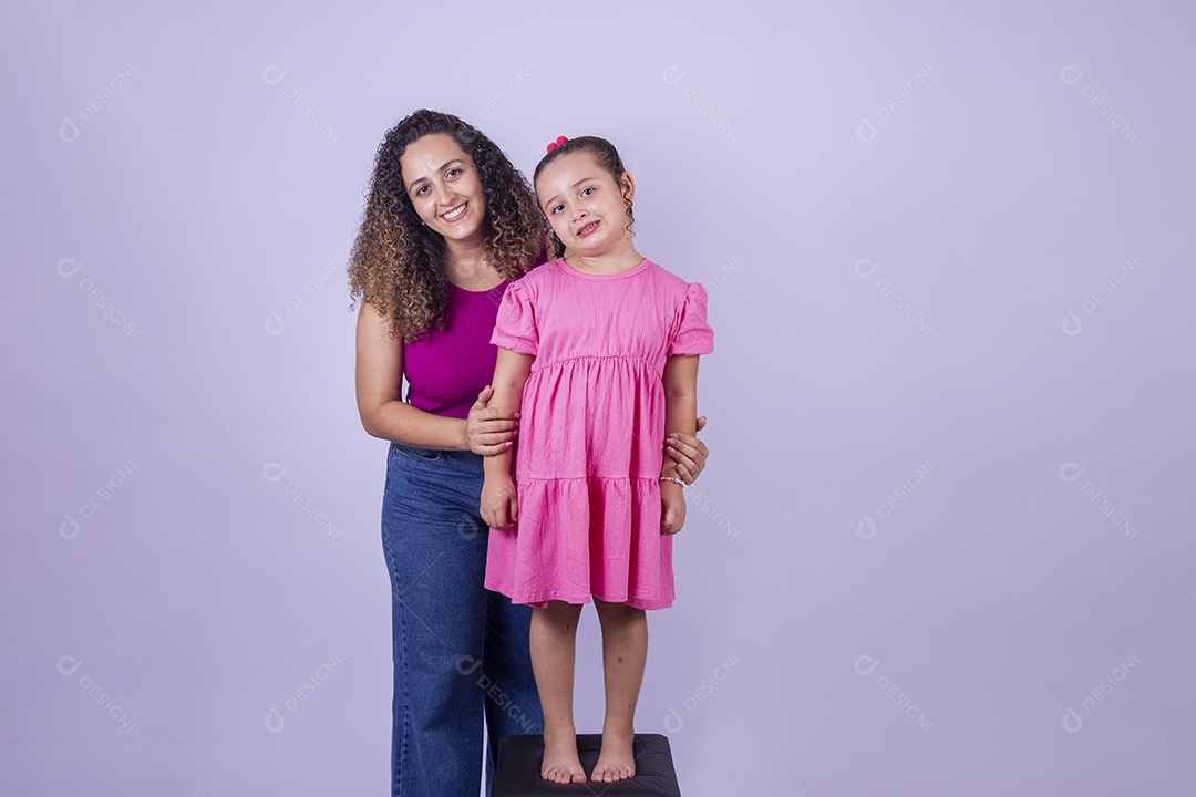 Mãe feliz ao lado de sua filha sobre fundo isolado branco