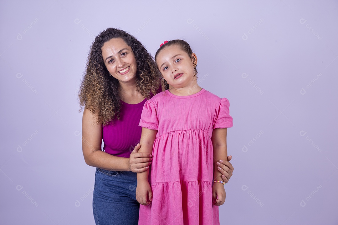Mãe feliz ao lado de sua filha sobre fundo isolado branco