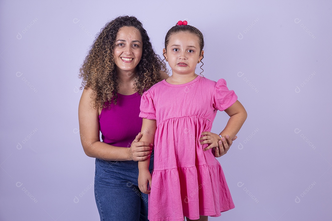 Mãe feliz ao lado de sua filha sobre fundo isolado branco