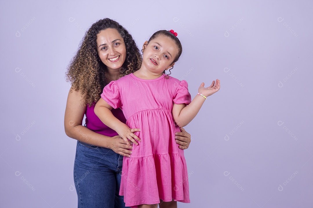 Mãe feliz ao lado de sua filha sobre fundo isolado branco