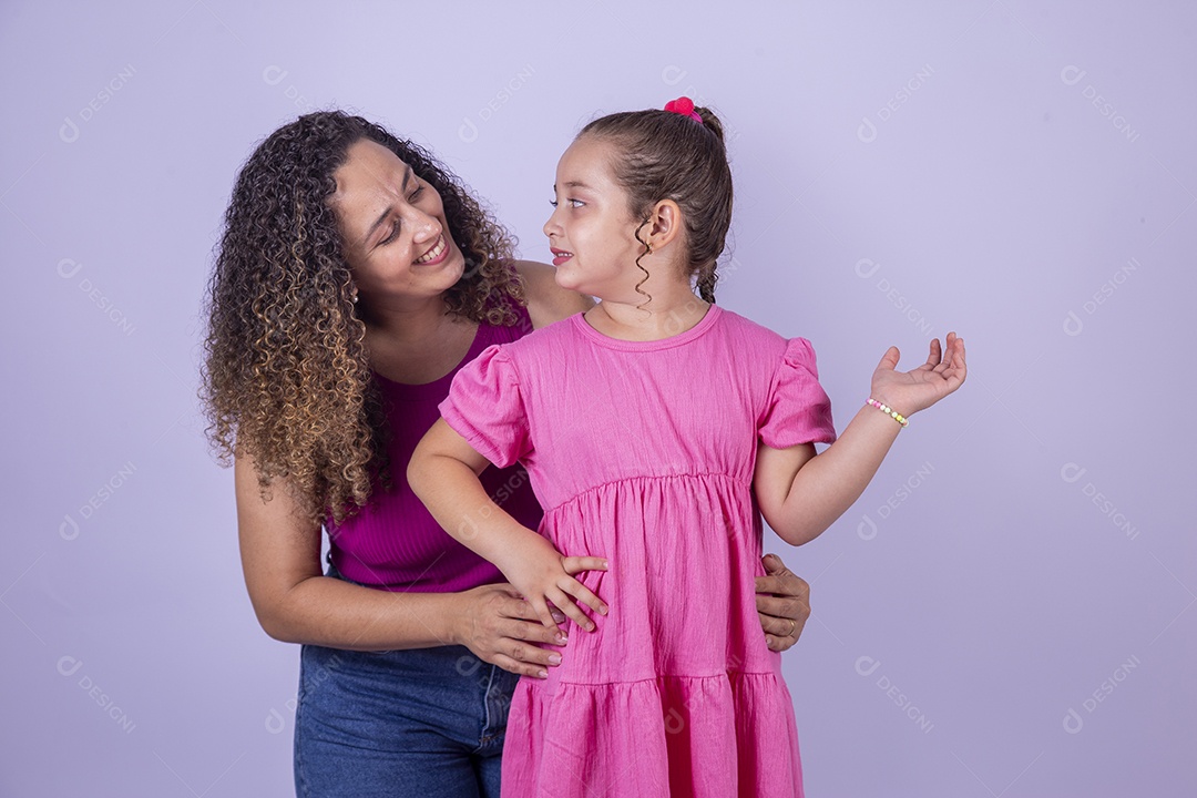 Mãe feliz ao lado de sua filha sobre fundo isolado branco