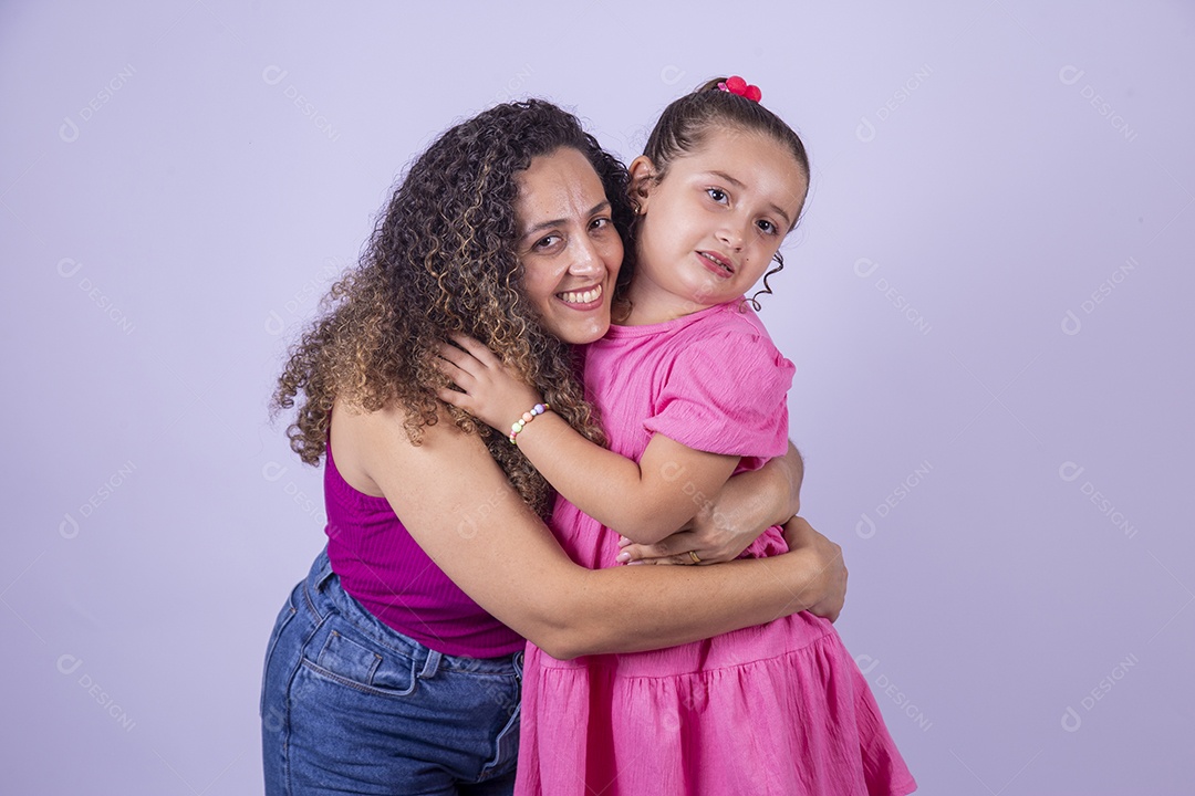 Mãe feliz ao lado de sua filha sobre fundo isolado branco