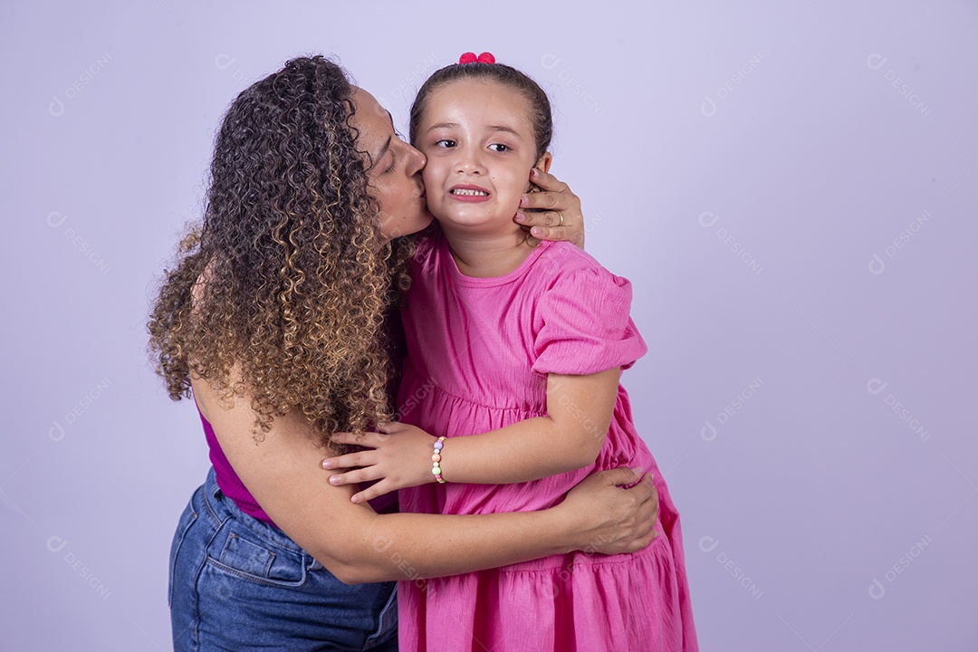Mãe feliz ao lado de sua filha sobre fundo isolado branco