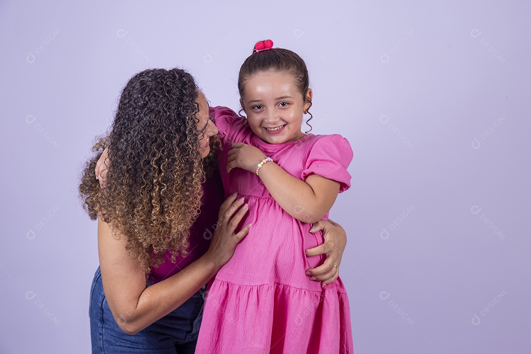 Mãe feliz ao lado de sua filha sobre fundo isolado branco