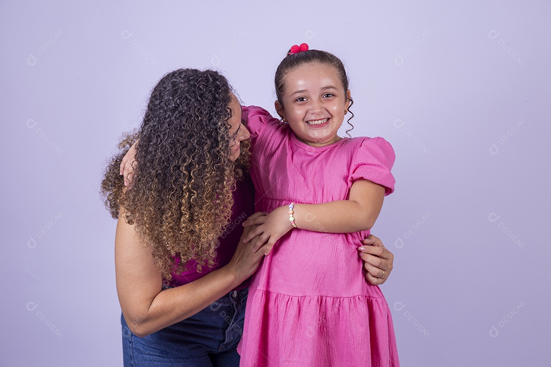 Mãe feliz ao lado de sua filha sobre fundo isolado branco