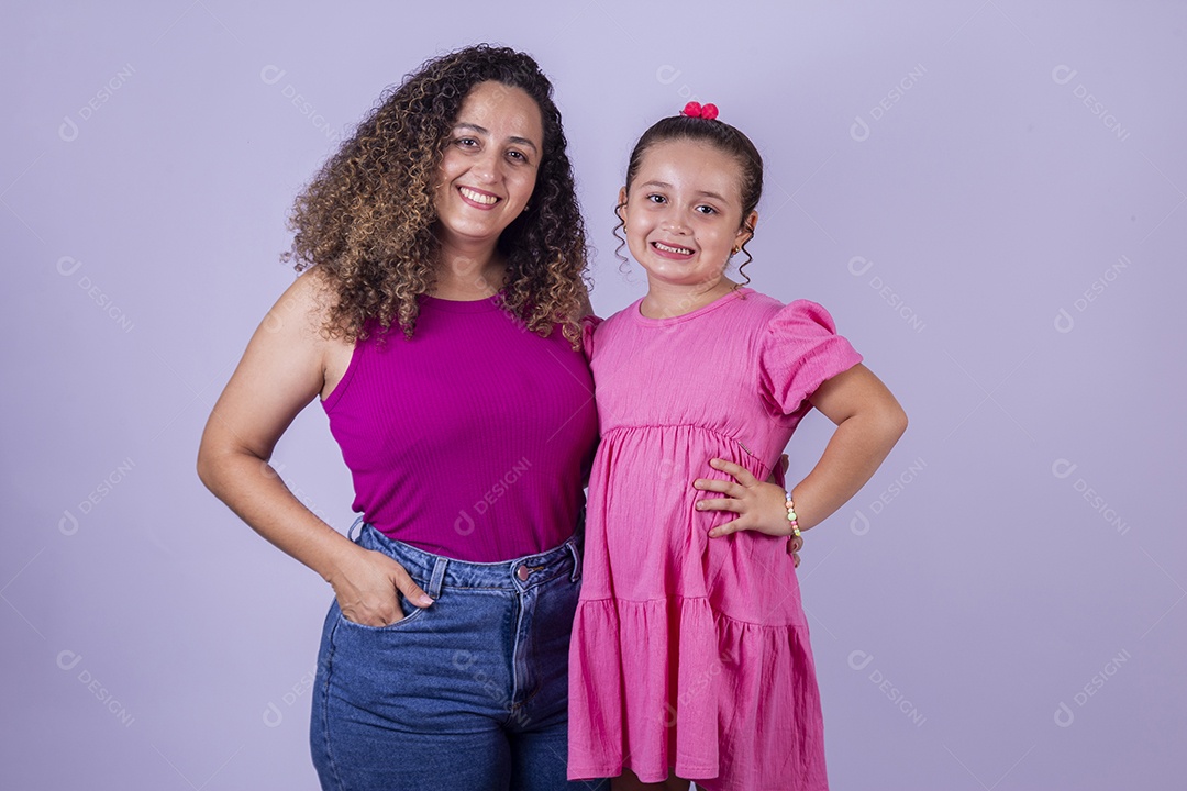 Mãe feliz ao lado de sua filha sobre fundo isolado branco