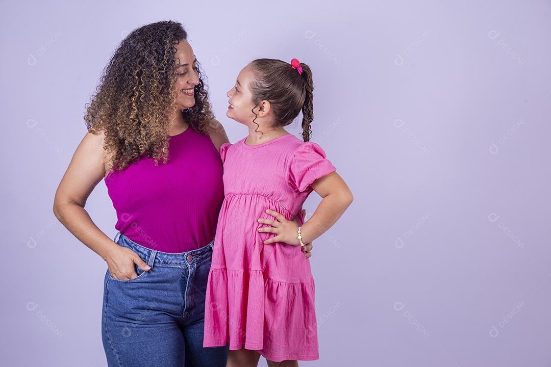 Mãe feliz ao lado de sua filha sobre fundo isolado branco