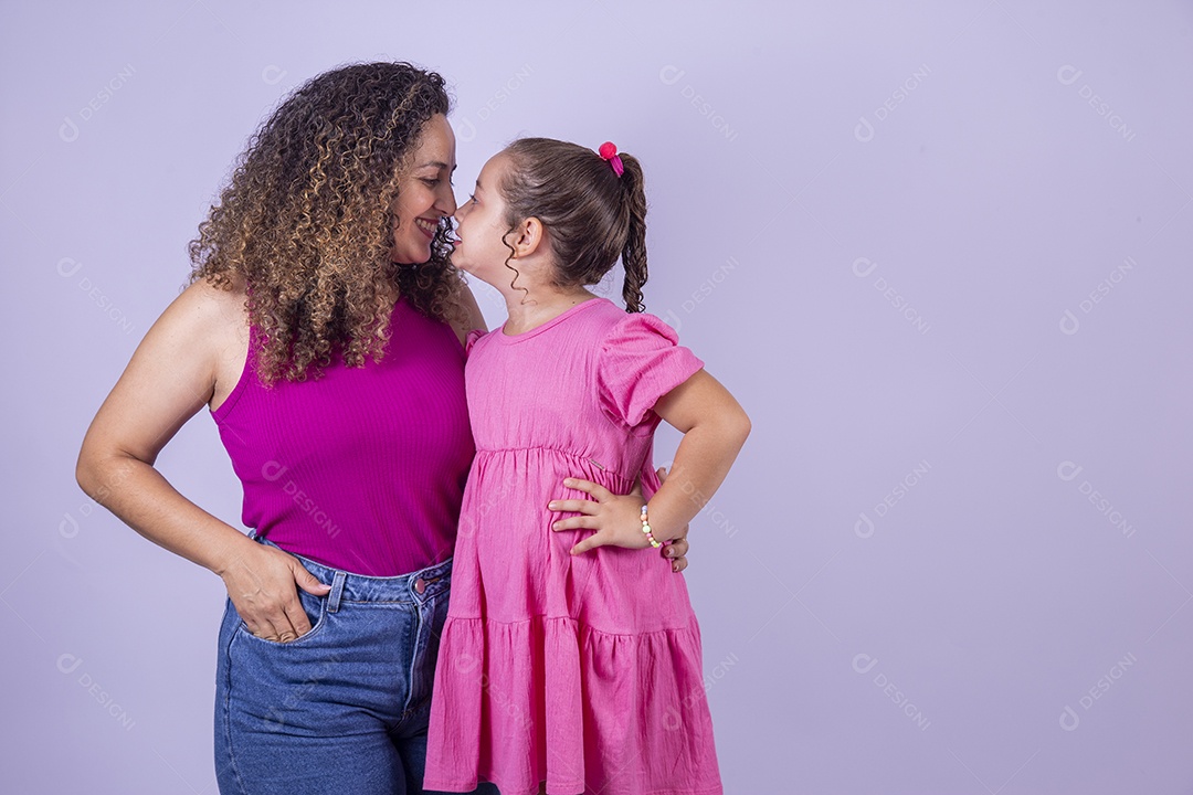 Mãe feliz ao lado de sua filha sobre fundo isolado branco