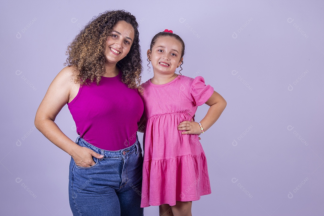 Mãe feliz ao lado de sua filha sobre fundo isolado branco
