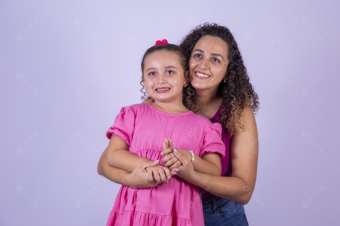 Mãe feliz ao lado de sua filha sobre fundo isolado branco