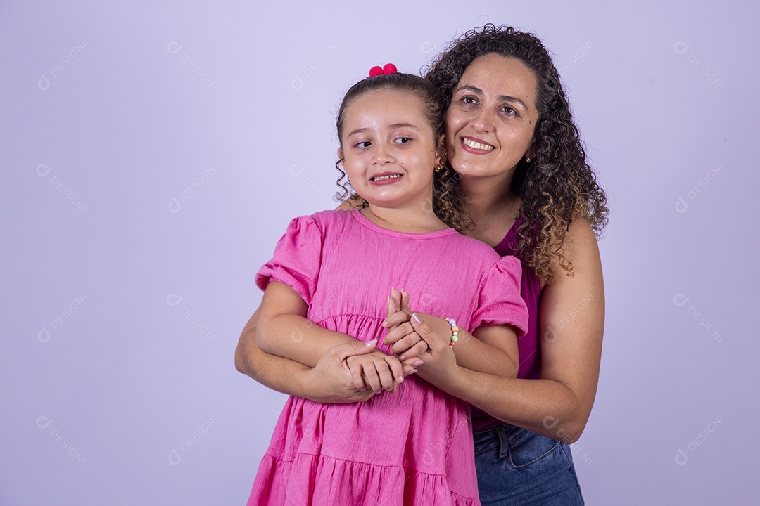 Mãe feliz ao lado de sua filha sobre fundo isolado branco