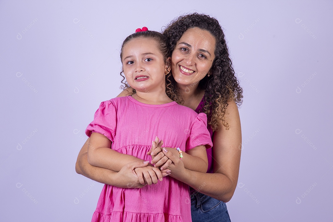 Mãe feliz ao lado de sua filha sobre fundo isolado branco