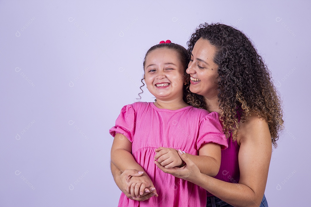 Mãe feliz ao lado de sua filha sobre fundo isolado branco
