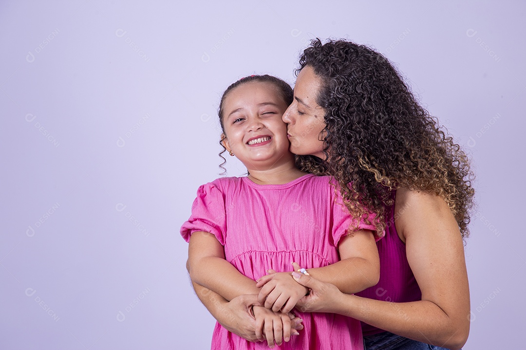 Mãe feliz ao lado de sua filha sobre fundo isolado branco