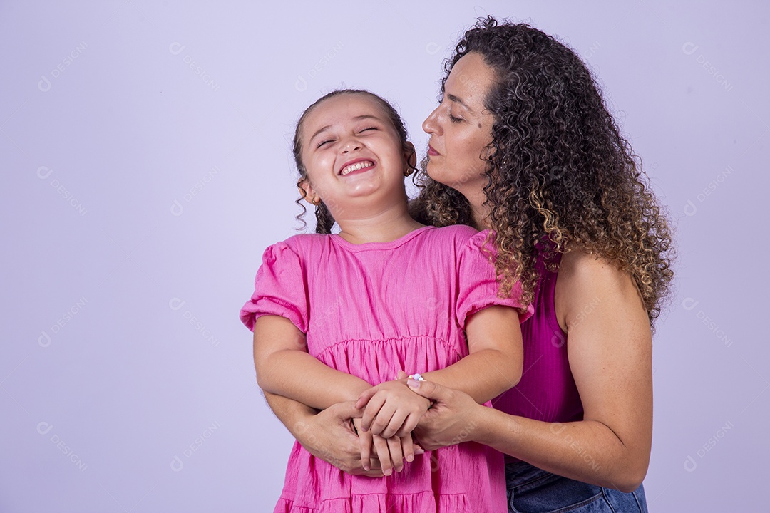 Mãe feliz ao lado de sua filha sobre fundo isolado branco