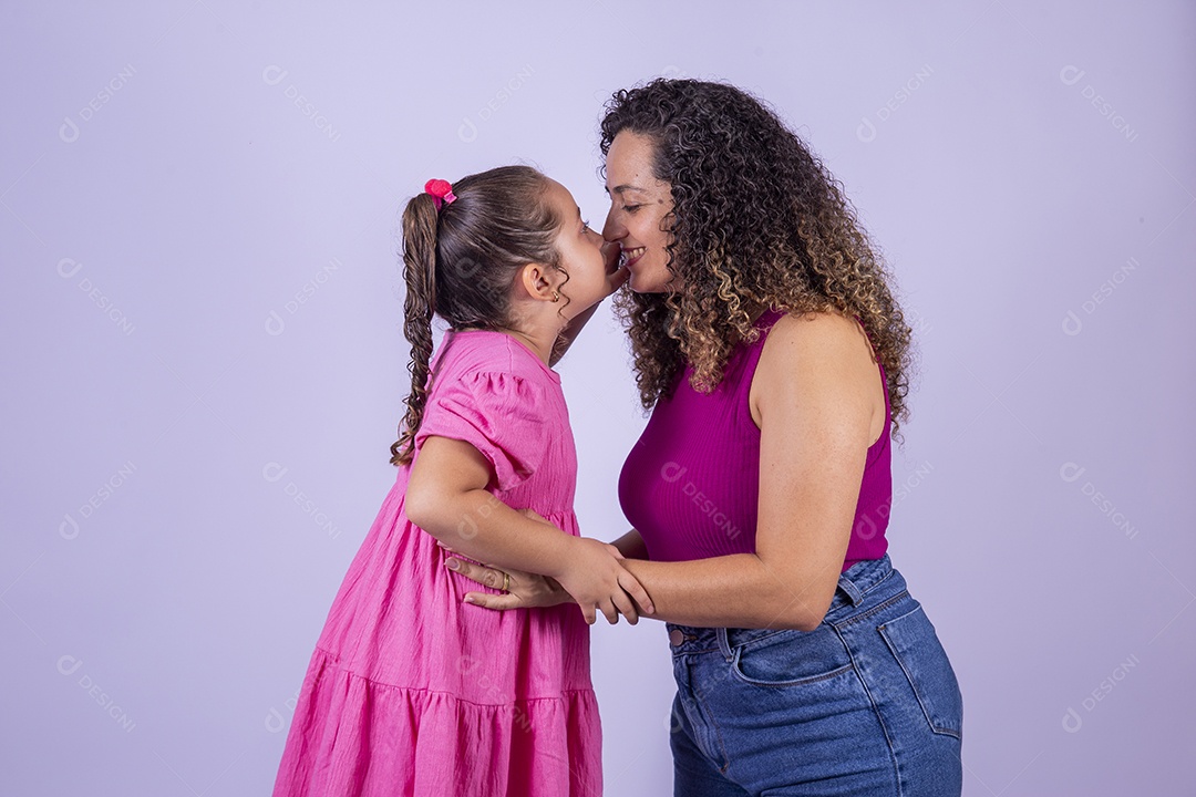 Mãe feliz ao lado de sua filha sobre fundo isolado branco