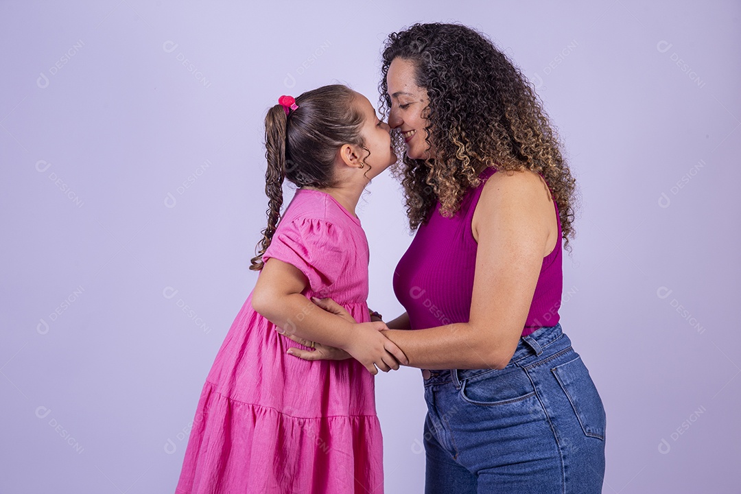 Mãe feliz ao lado de sua filha sobre fundo isolado branco