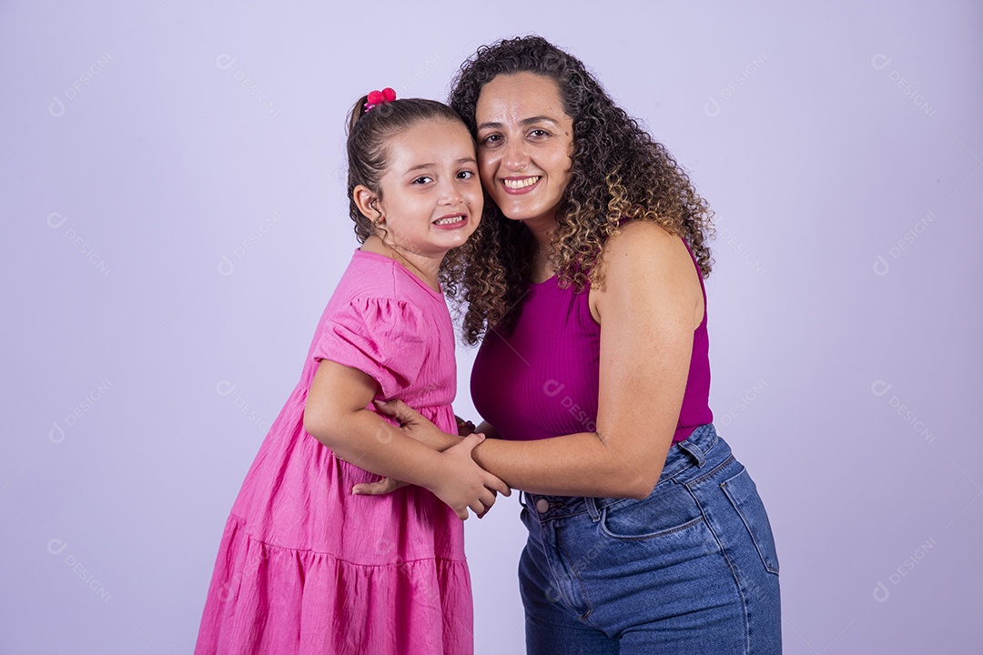 Mãe feliz ao lado de sua filha sobre fundo isolado branco