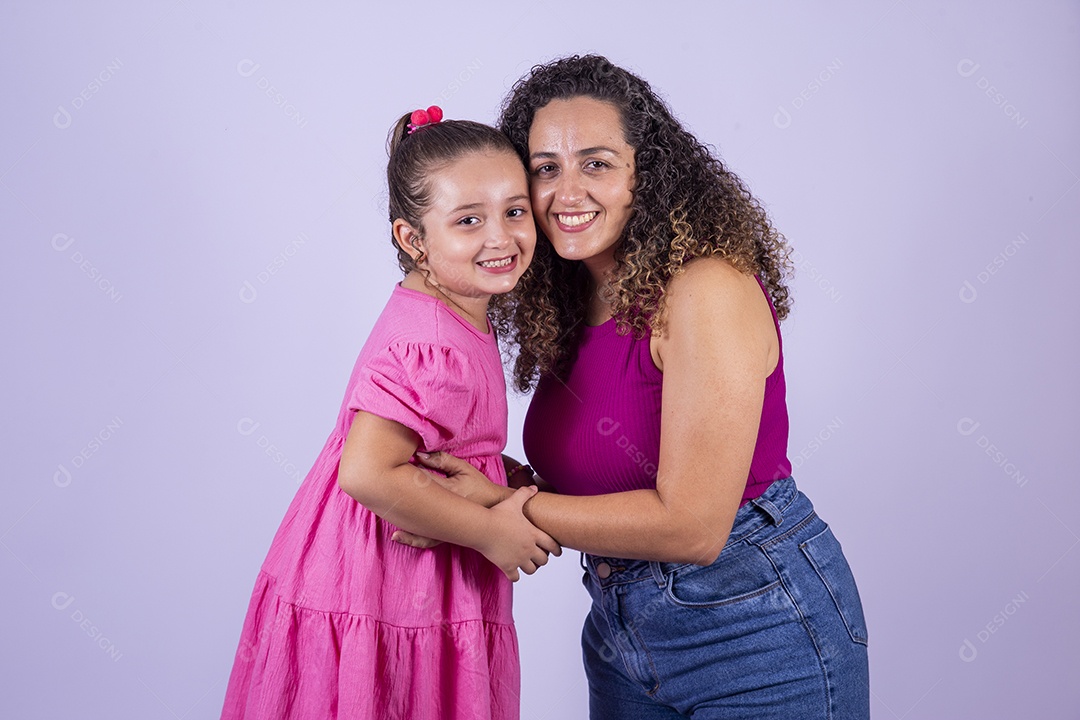 Mãe feliz ao lado de sua filha sobre fundo isolado branco