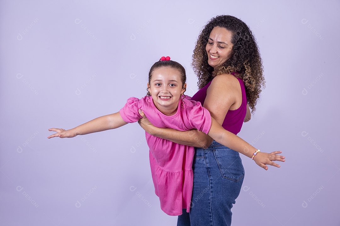 Mãe feliz ao lado de sua filha sobre fundo isolado branco