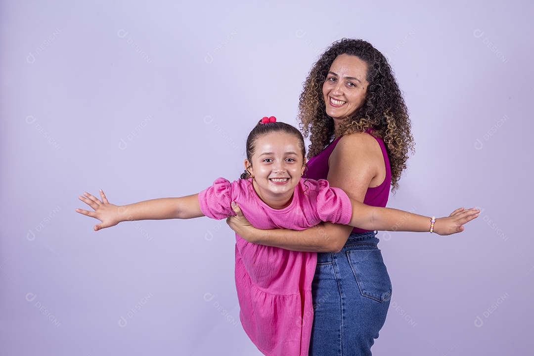 Mãe feliz ao lado de seu filha sobre fundo isolado branco