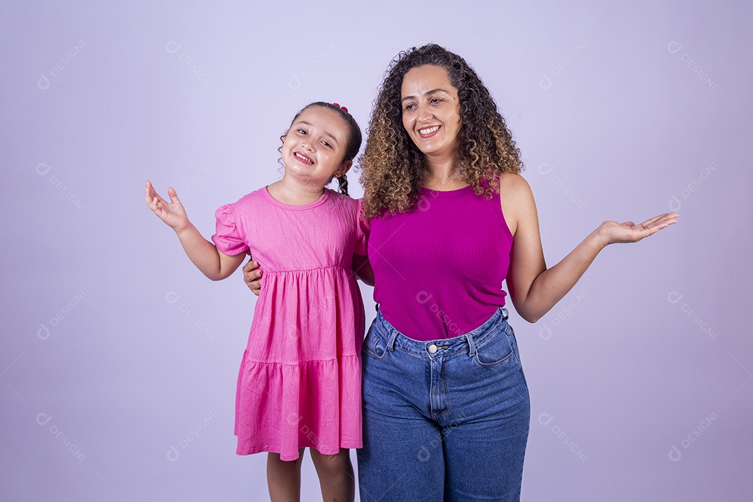 Mãe feliz ao lado de sua filha sobre fundo isolado branco