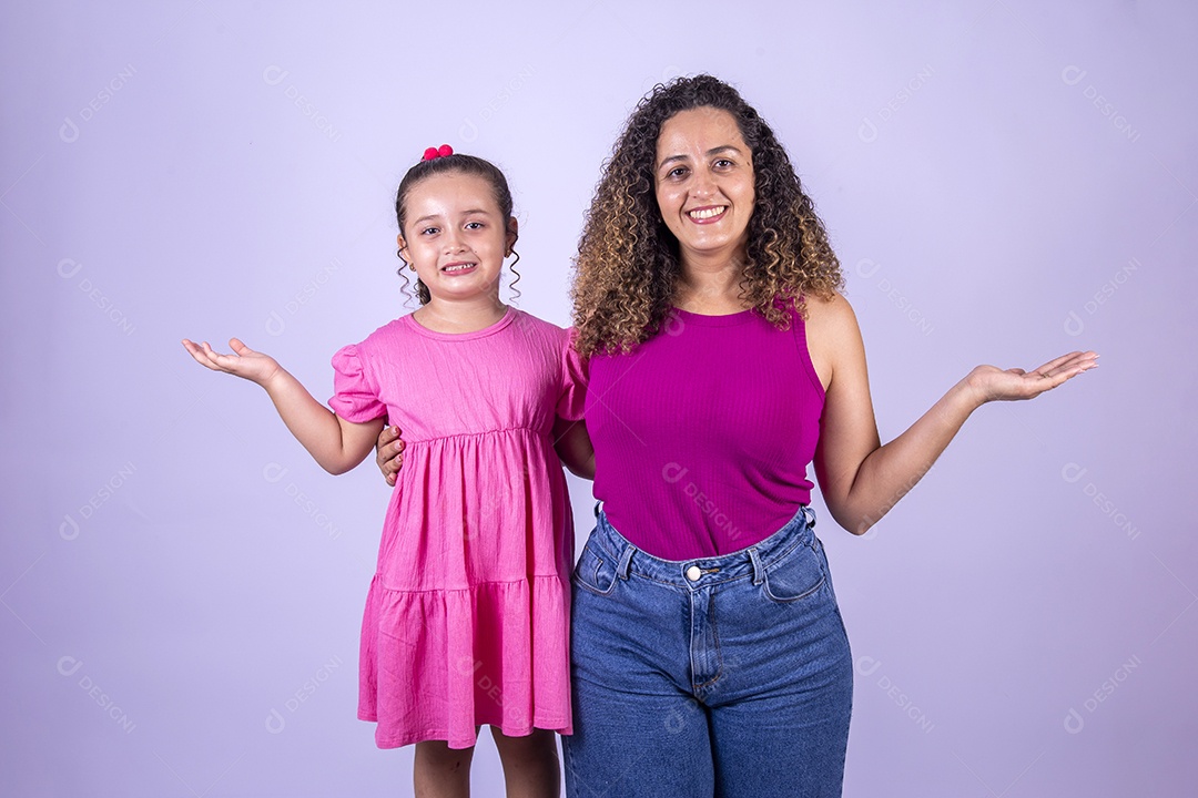 Mãe feliz ao lado de sua filha sobre fundo isolado branco