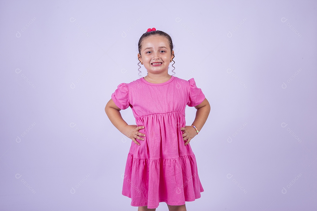 Linda garota jovem sorridente cabelo cacheado sobre fundo isolado branco