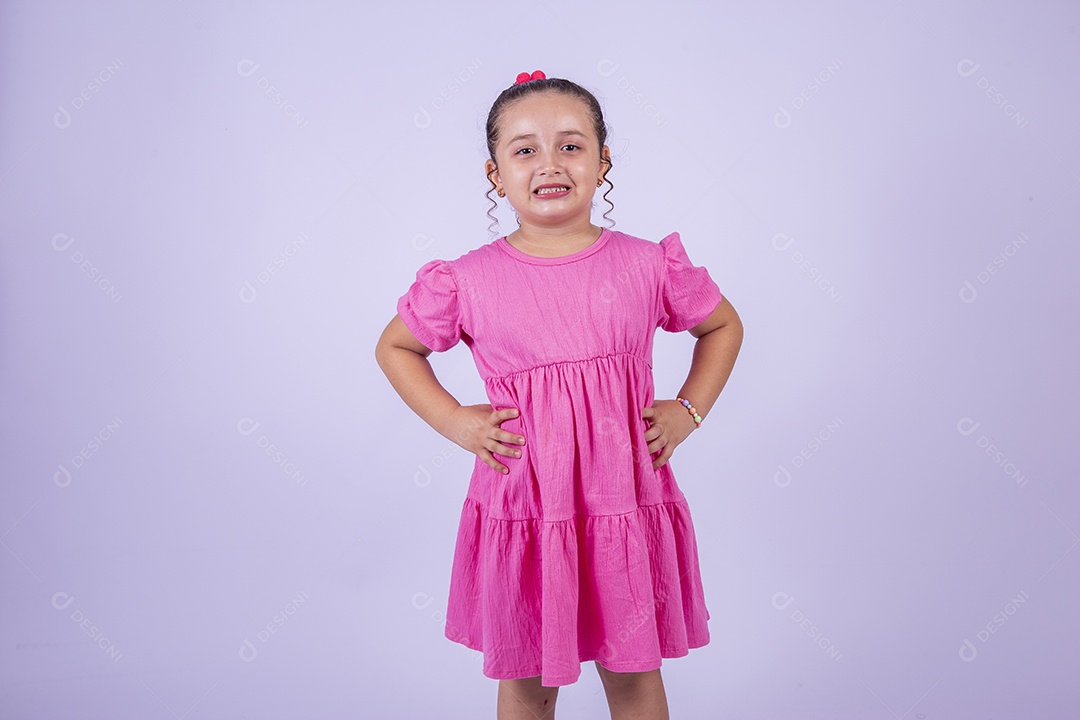 Linda garota jovem sorridente cabelo cacheado sobre fundo isolado branco