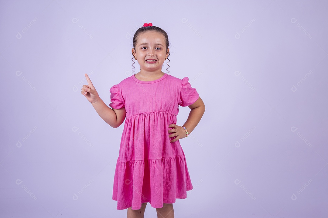 Linda garota jovem sorridente cabelo cacheado sobre fundo isolado branco