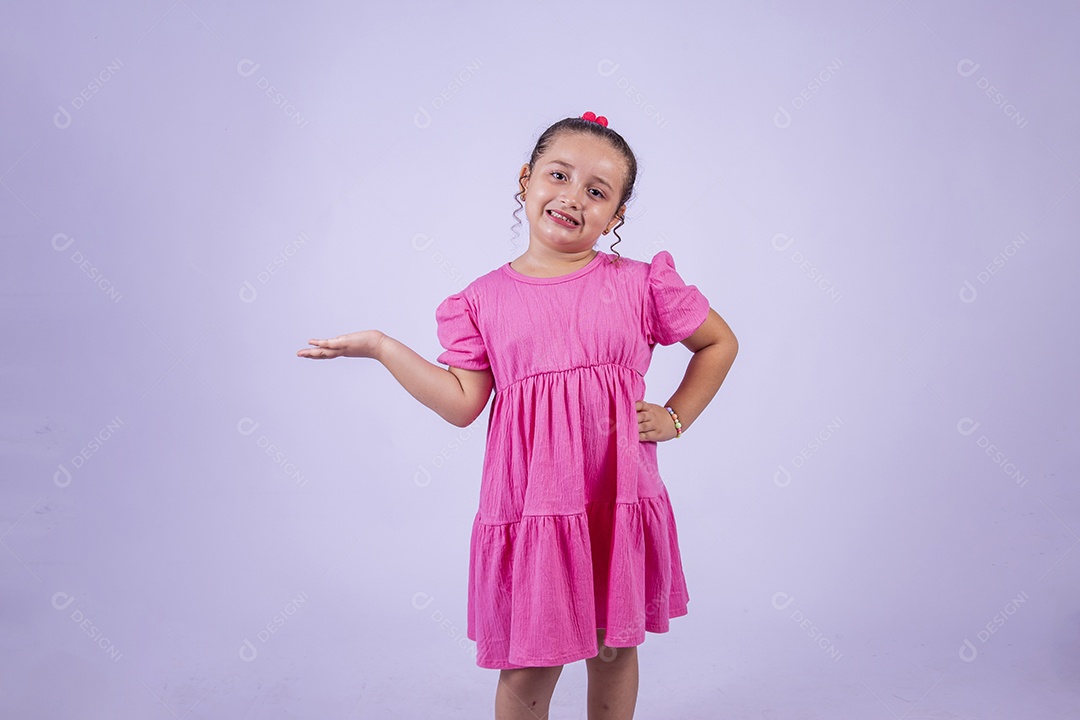 Linda garota jovem sorridente cabelo cacheado sobre fundo isolado branco