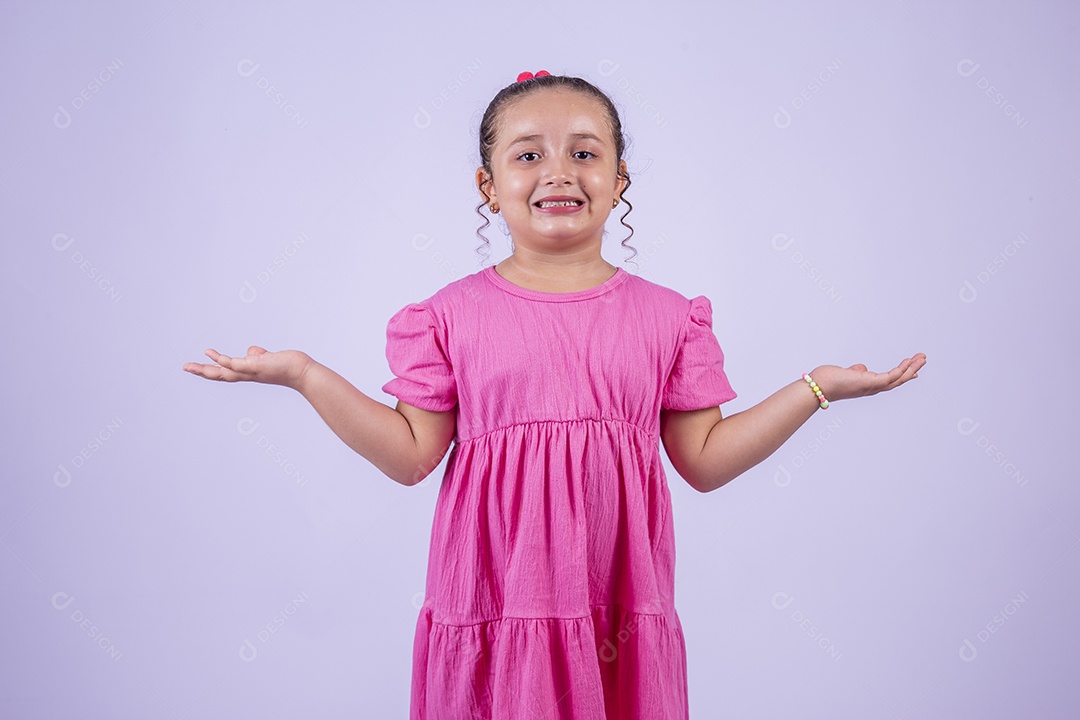Linda garota jovem sorridente cabelo cacheado sobre fundo isolado branco