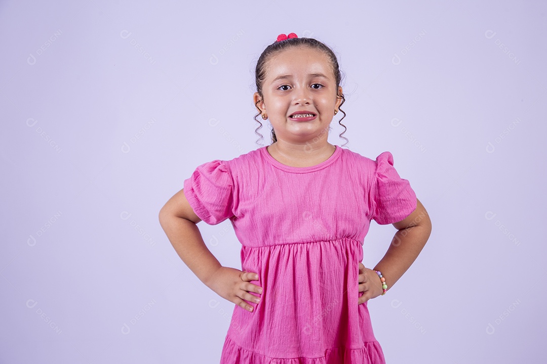 Linda garota jovem sorridente cabelo cacheado sobre fundo isolado branco