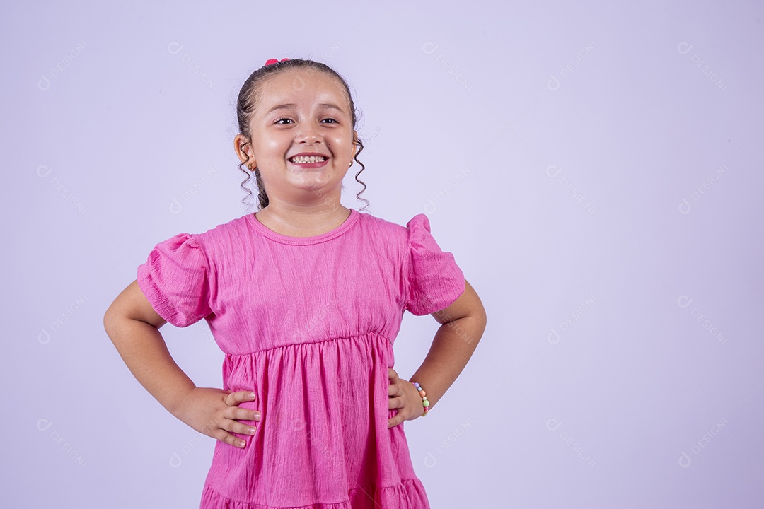 Linda garota jovem sorridente cabelo cacheado sobre fundo isolado branco