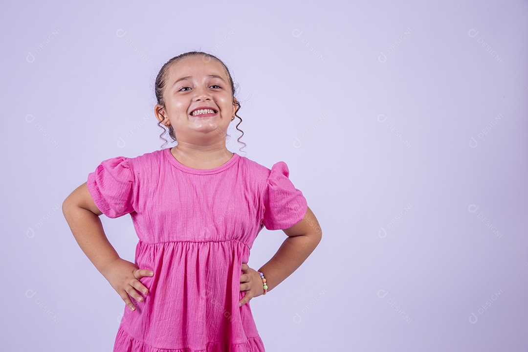 Linda garota jovem sorridente cabelo cacheado sobre fundo isolado branco