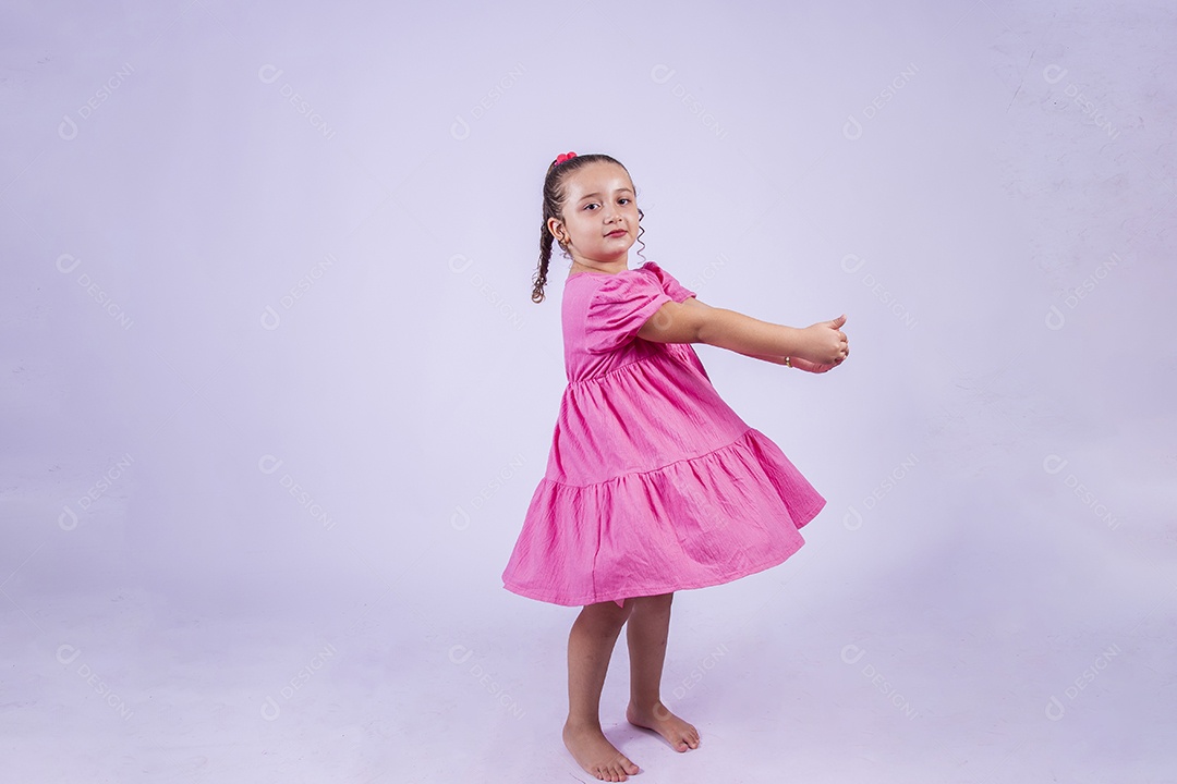 Linda garota jovem sorridente cabelo cacheado sobre fundo isolado branco