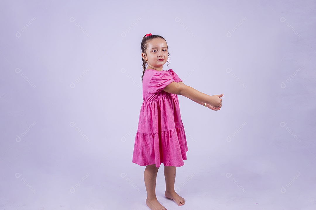 Linda garota jovem sorridente cabelo cacheado sobre fundo isolado branco