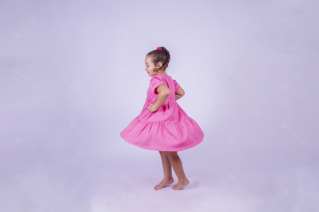 Linda garota jovem sorridente cabelo cacheado sobre fundo isolado branco