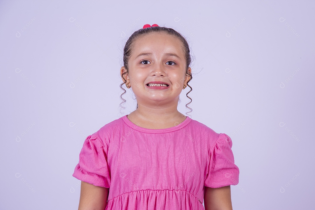 Linda garota jovem sorridente cabelo cacheado sobre fundo isolado branco