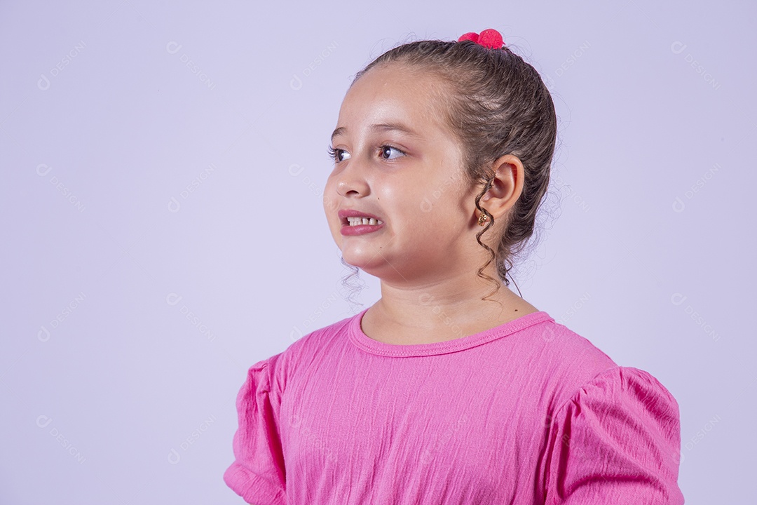 Linda garota jovem sorridente cabelo cacheado sobre fundo isolado branco