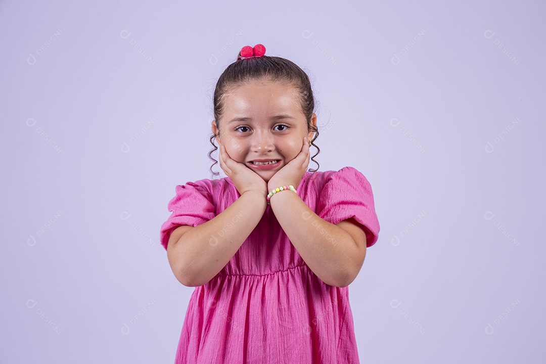 Linda garota jovem sorridente cabelo cacheado sobre fundo isolado branco