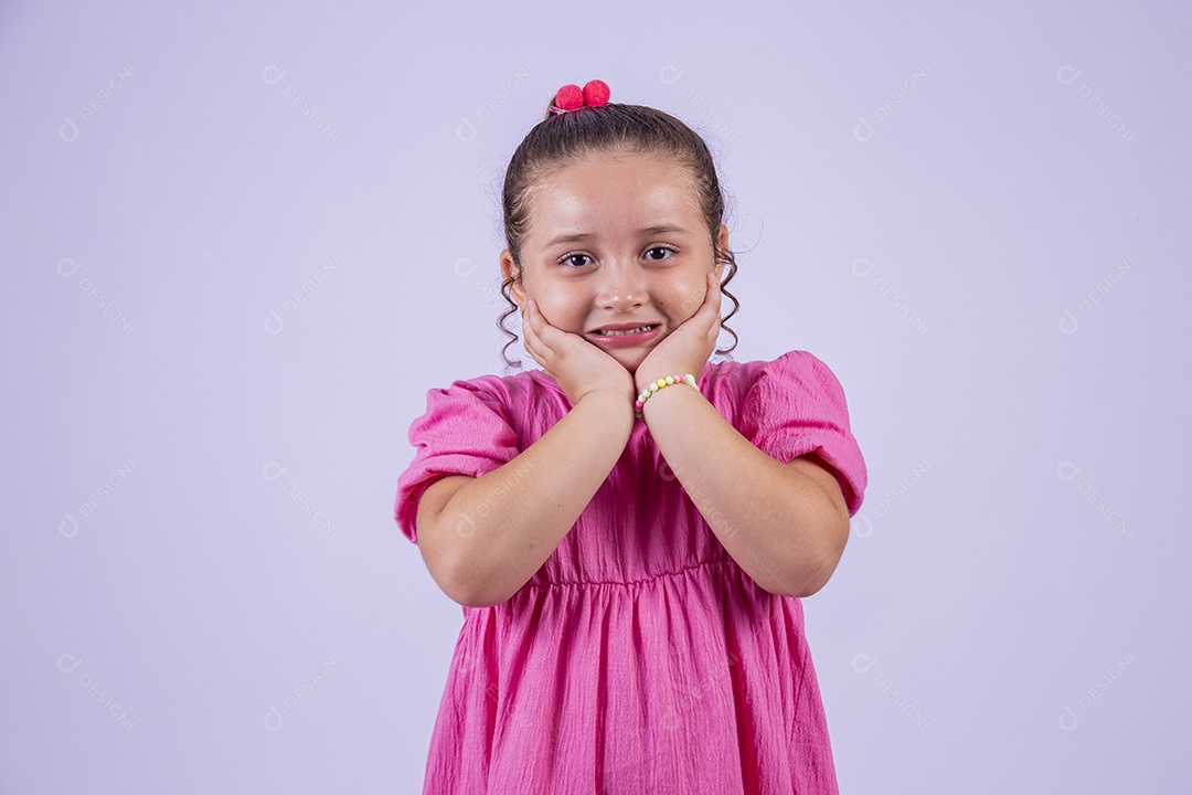 Linda garota jovem sorridente cabelo cacheado sobre fundo isolado branco